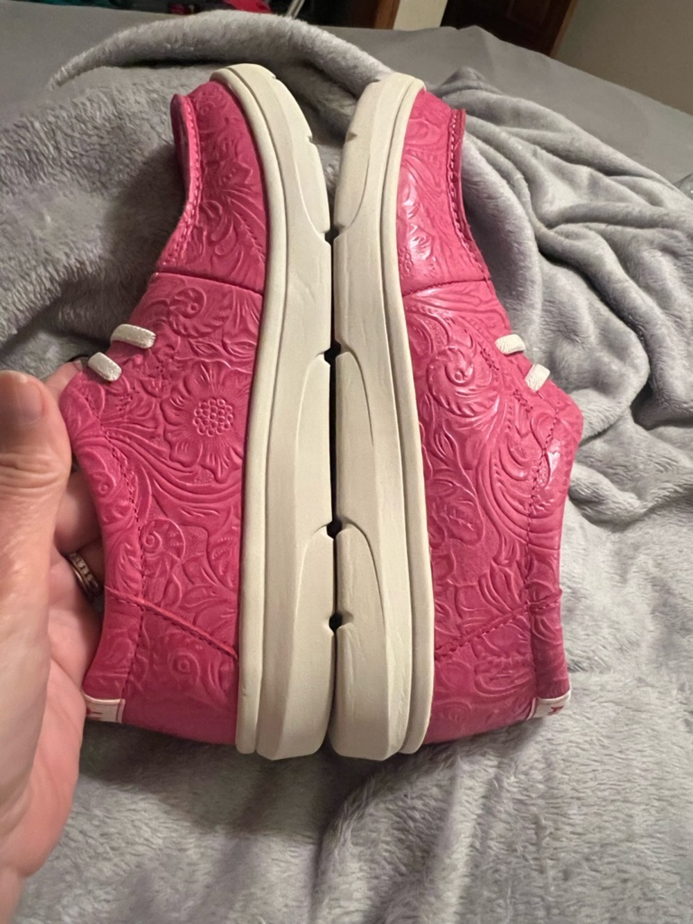 Ariat Hot Pink Floral Emboss Women’s Size 6 Leather Upper Shoes, new with tag - Picture 6 of 9